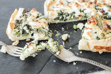 quiche ıspanak ve beyaz peynir ile