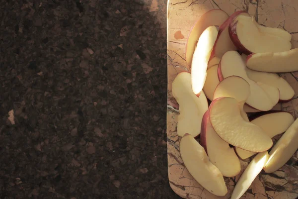 Manzana en rodajas en una losa de mármol — Foto de Stock