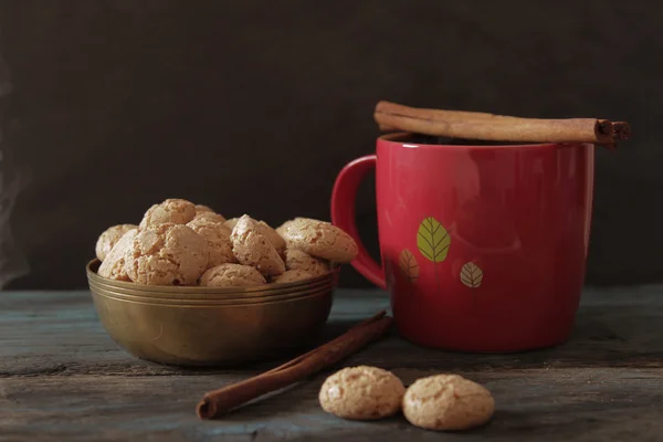 Cocoa with cinnamon and cookies ametarro Italian sweets — Stock Photo, Image