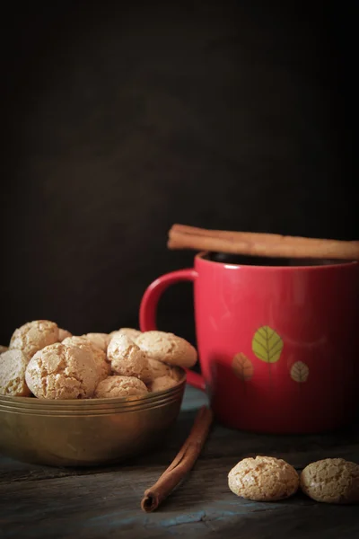 Cacao con canela y galletas ametarro Dulces italianos — Foto de Stock
