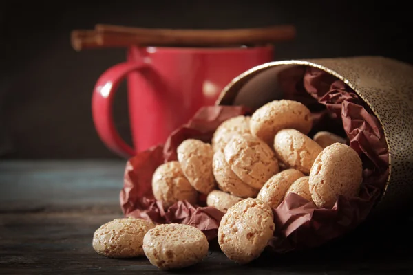 Cacao con canela y galletas ametarro Dulces italianos — Foto de Stock