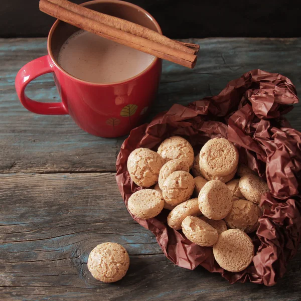 Cocoa with cinnamon and cookies ametarro Italian sweets — Stock Photo, Image