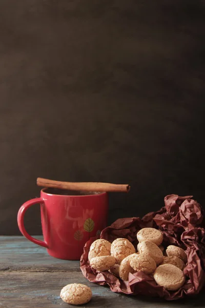 Cocoa with cinnamon and cookies ametarro Italian sweets — Stock Photo, Image