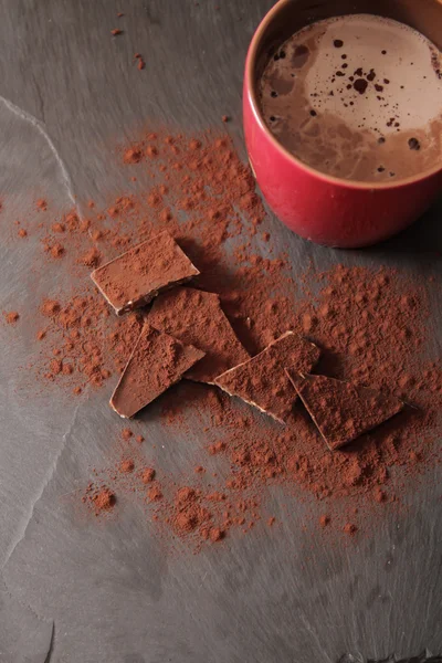 Kakao mit Zimt und Keksen ametarro italienischen Süßigkeiten — Stockfoto