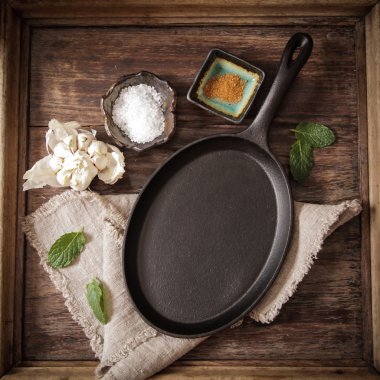 tuz ve biber ile boş metal tava tarifi