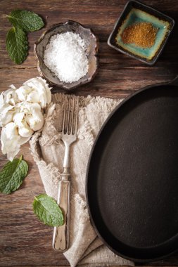 tuz ve biber ile boş metal tava tarifi