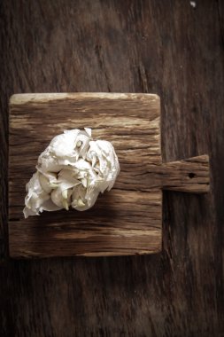 Tahta arka planda sarımsak