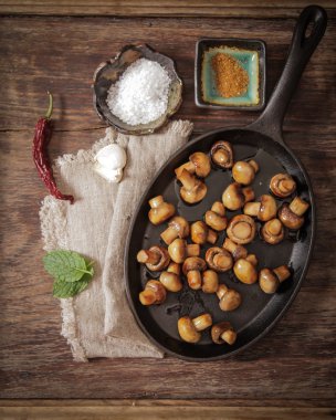 tuz ve biber ahşap zemin ile kızarmış yağlı mantar