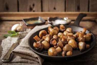 tuz ve biber ahşap zemin ile kızarmış yağlı mantar