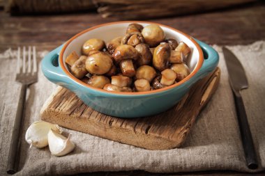 tuz ve biber ahşap zemin ile kızarmış yağlı mantar