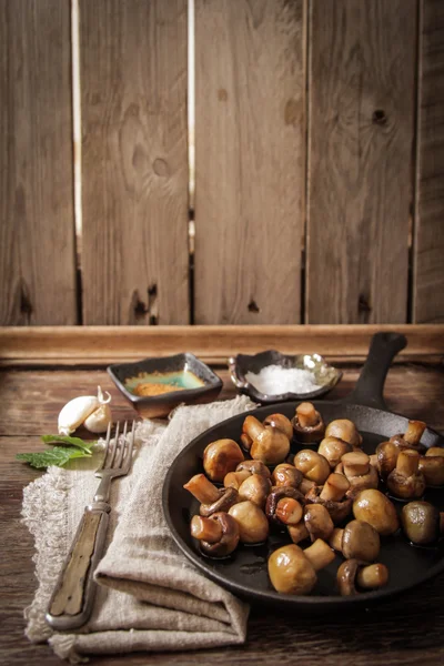 塩と木製の背景にコショウ炒めマッシュルーム — ストック写真