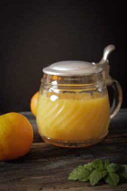 nane yaprakları ile portakal suyu