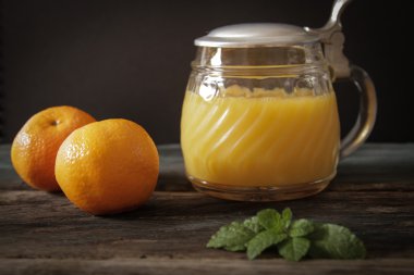 nane yaprakları ile portakal suyu