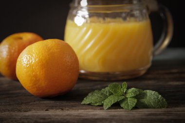 nane yaprakları ile portakal suyu