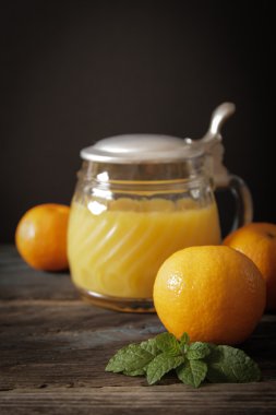 nane yaprakları ile portakal suyu