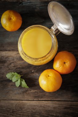 nane yaprakları ile portakal suyu