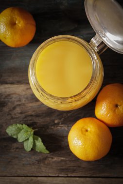 nane yaprakları ile portakal suyu