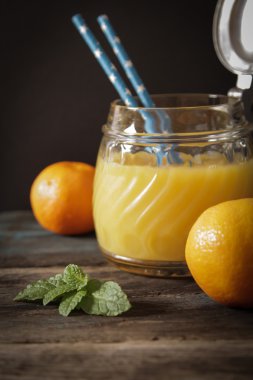 nane yaprakları ile portakal suyu