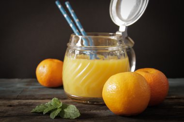 nane yaprakları ile portakal suyu