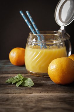 nane yaprakları ile portakal suyu