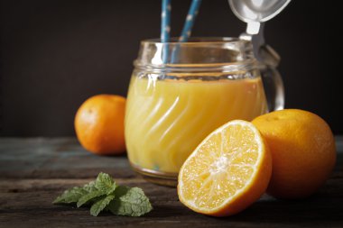 nane yaprakları ile portakal suyu