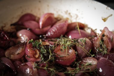 zwiebelkuchen küçük kırmızı soğan ve kekik