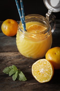 nane yaprakları ile portakal suyu