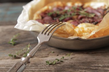 zwiebelkuchen küçük kırmızı soğan ve kekik