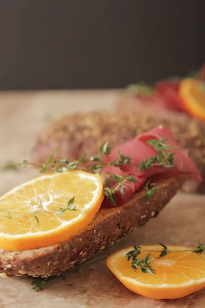 Emparedado con carne y mandarina Temyan — Foto de Stock