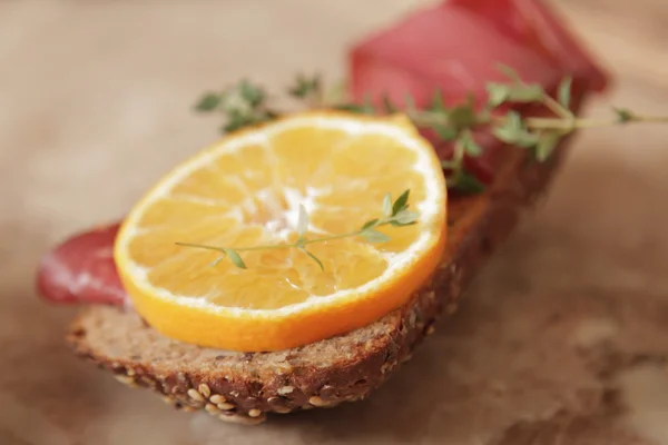 Emparedado con carne y mandarina Temyan — Foto de Stock