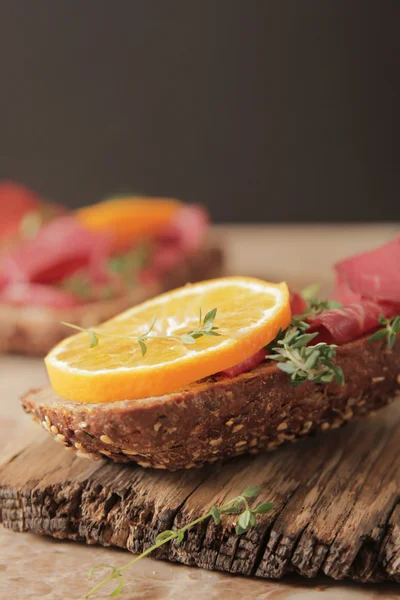 Emparedado con carne y mandarina Temyan — Foto de Stock