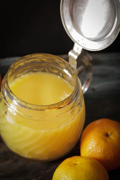 Апельсиновый сок с мятными листьями — стоковое фото