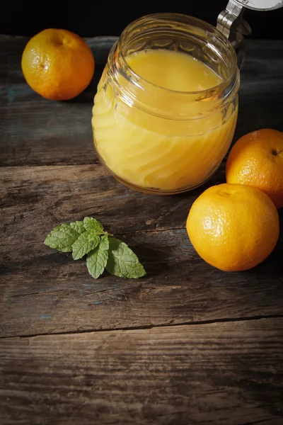 Χυμό πορτοκαλιού με φύλλα δυόσμου — Φωτογραφία Αρχείου