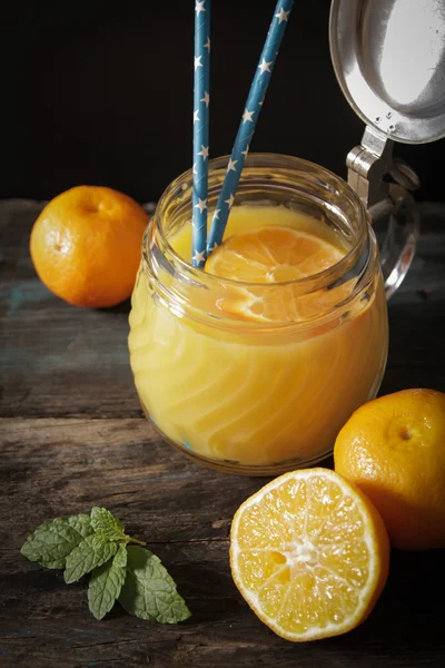 Апельсиновый сок с мятными листьями — стоковое фото