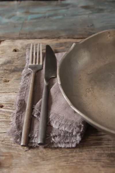 Viejo plato de metal con tenedor y cuchillo — Foto de Stock