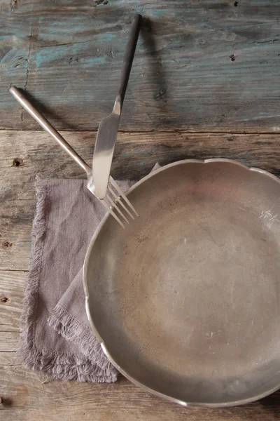 Viejo plato de metal con tenedor y cuchillo — Foto de Stock