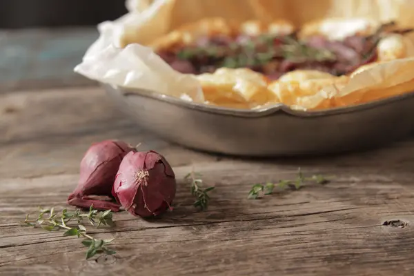Zwiebelkuchen di piccole cipolle rosse e timo — Foto Stock
