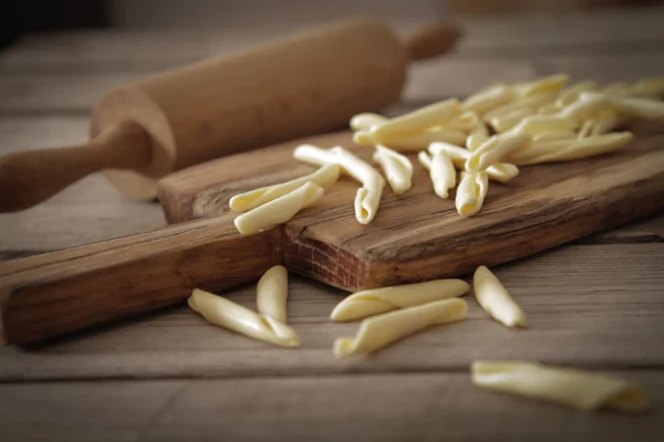 Genieten van huisgemaakte pasta van bloem — Stockfoto