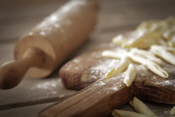 Hausgemachte Pasta aus Mehl genießen — Stockfoto