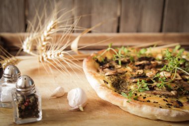 mantar ve pesto ev yapımı İtalyan pizza