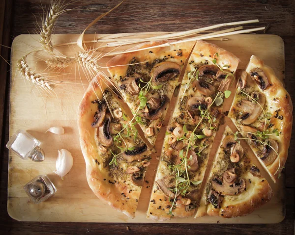 Pizza italiana casera con champiñones y pesto — Foto de Stock