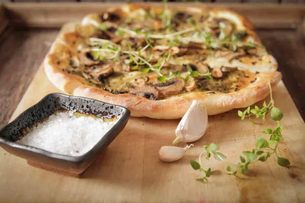 Pizza italiana casera con champiñones y pesto — Foto de Stock