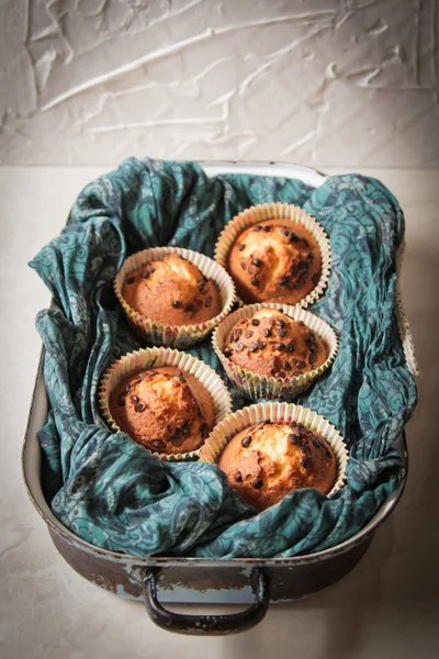 Deliciosas magdalenas de limón con té y café ambiente romántico — Foto de Stock