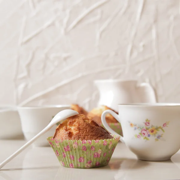 Vynikající citrónové muffiny s čajem a kávou romantické nálady — Stock fotografie