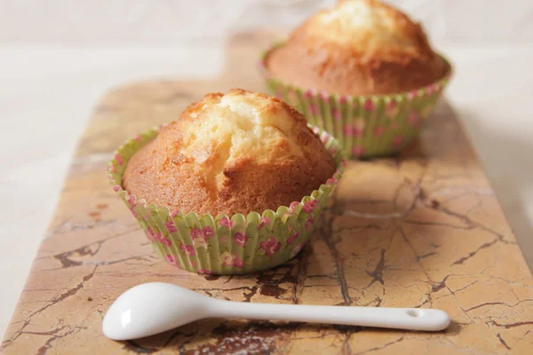 Deliciosas magdalenas de limón con té y café ambiente romántico — Foto de Stock