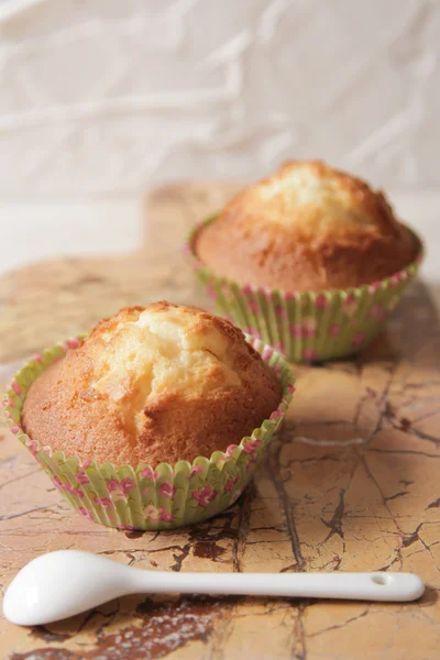 Overheerlijke citroen muffins met thee en koffie romantische stemming — Stockfoto