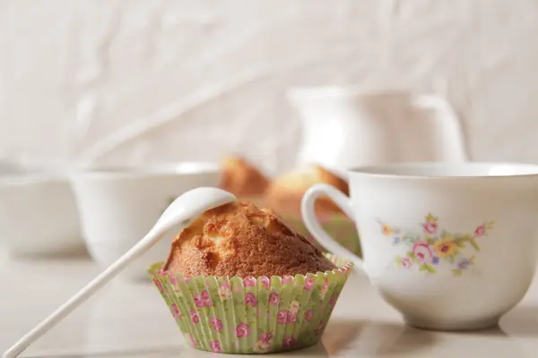 Vynikající citrónové muffiny s čajem a kávou romantické nálady — Stock fotografie