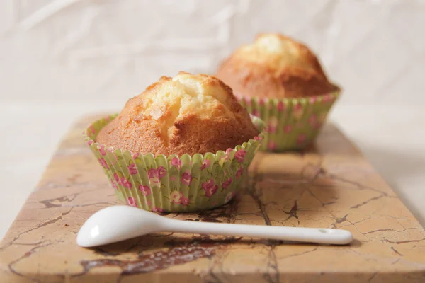 Deliciosos muffins de limão com chá e café humor romântico — Fotografia de Stock