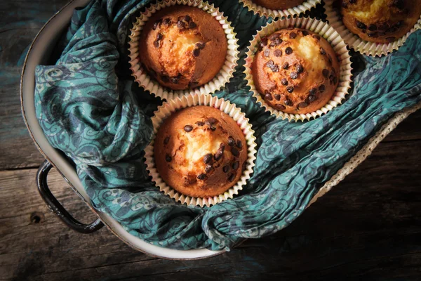 Deliciosas magdalenas de limón con té y café ambiente romántico — Foto de Stock