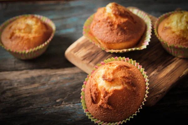 Deliciosas magdalenas de limón con té y café ambiente romántico — Foto de Stock